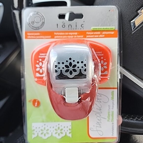 Tonic Studios Simplicity Pattern Paper Punch Daisy 2 Border Trim - Picture 1 of 2